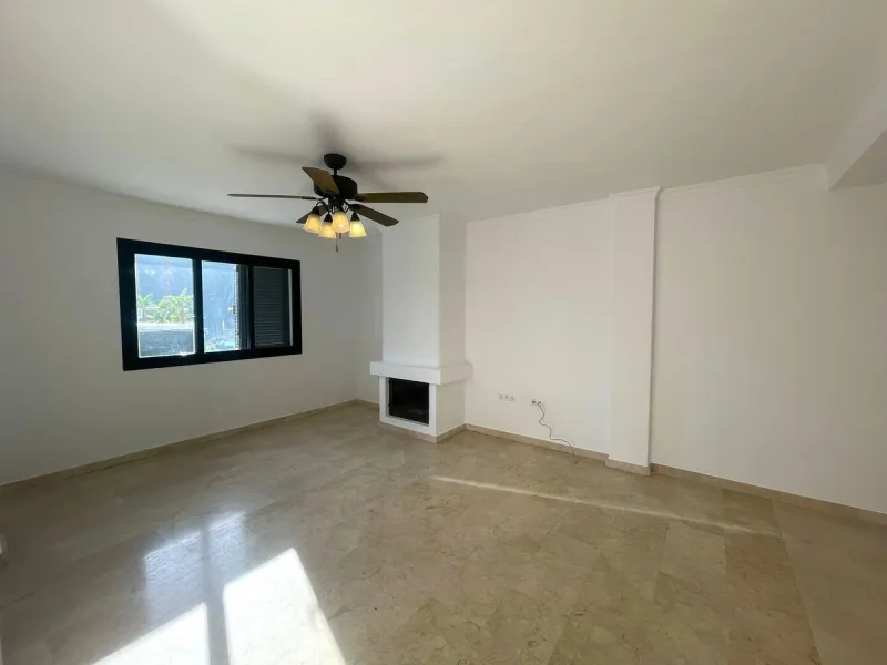 Townhouse with Garden, Terraces, Triple Garage and Communal Pool