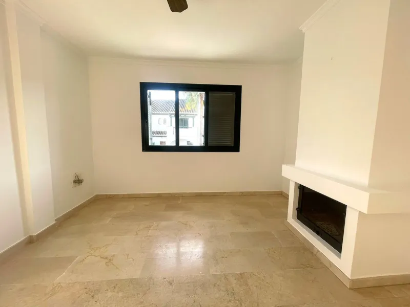 Townhouse with Garden, Terraces, Triple Garage and Communal Pool
