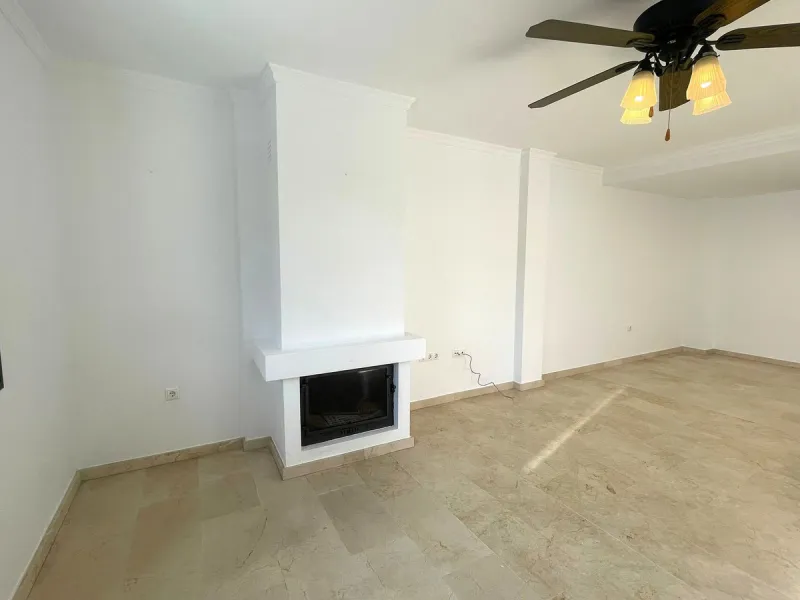 Townhouse with Garden, Terraces, Triple Garage and Communal Pool