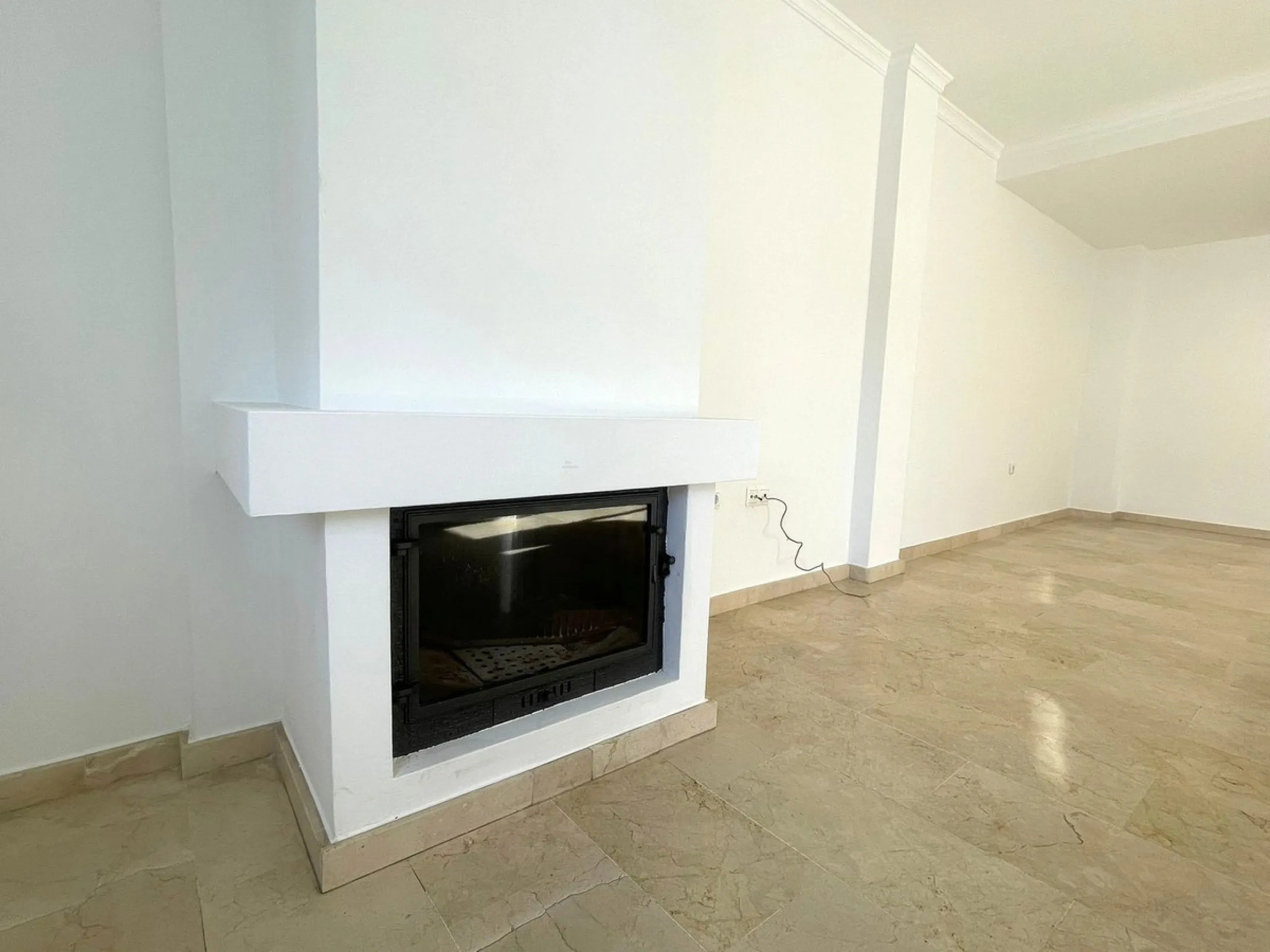 Townhouse with Garden, Terraces, Triple Garage and Communal Pool