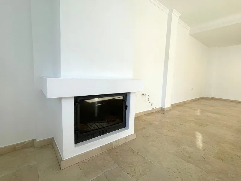 Townhouse with Garden, Terraces, Triple Garage and Communal Pool