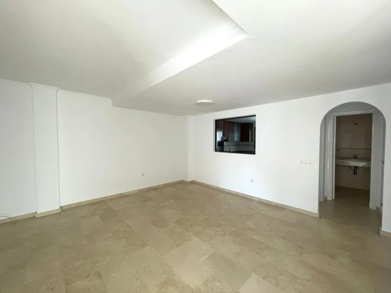 Townhouse with Garden, Terraces, Triple Garage and Communal Pool