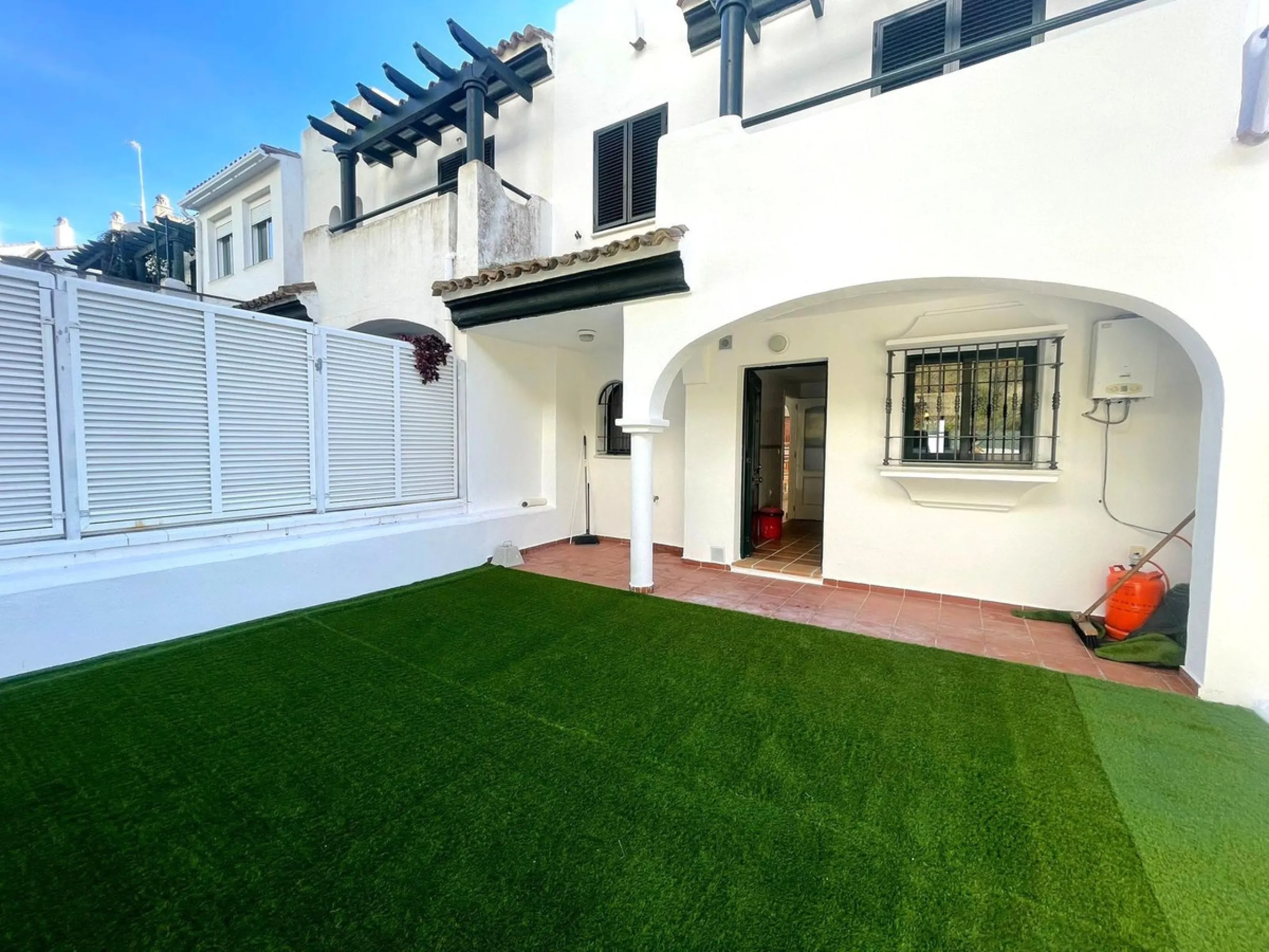 Townhouse with Garden, Terraces, Triple Garage and Communal Pool