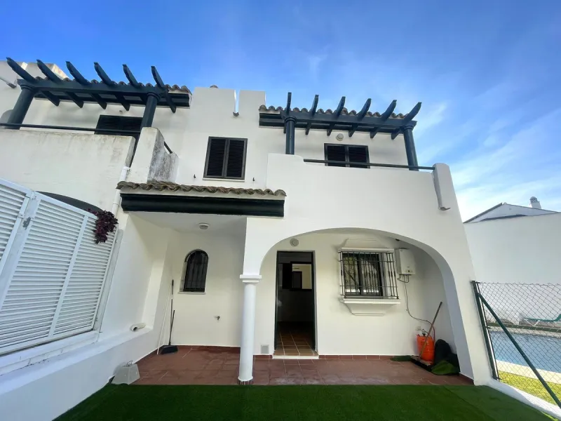 Townhouse with Garden, Terraces, Triple Garage and Communal Pool