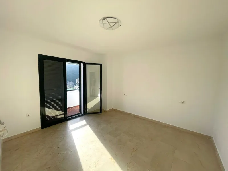 Townhouse with Garden, Terraces, Triple Garage and Communal Pool