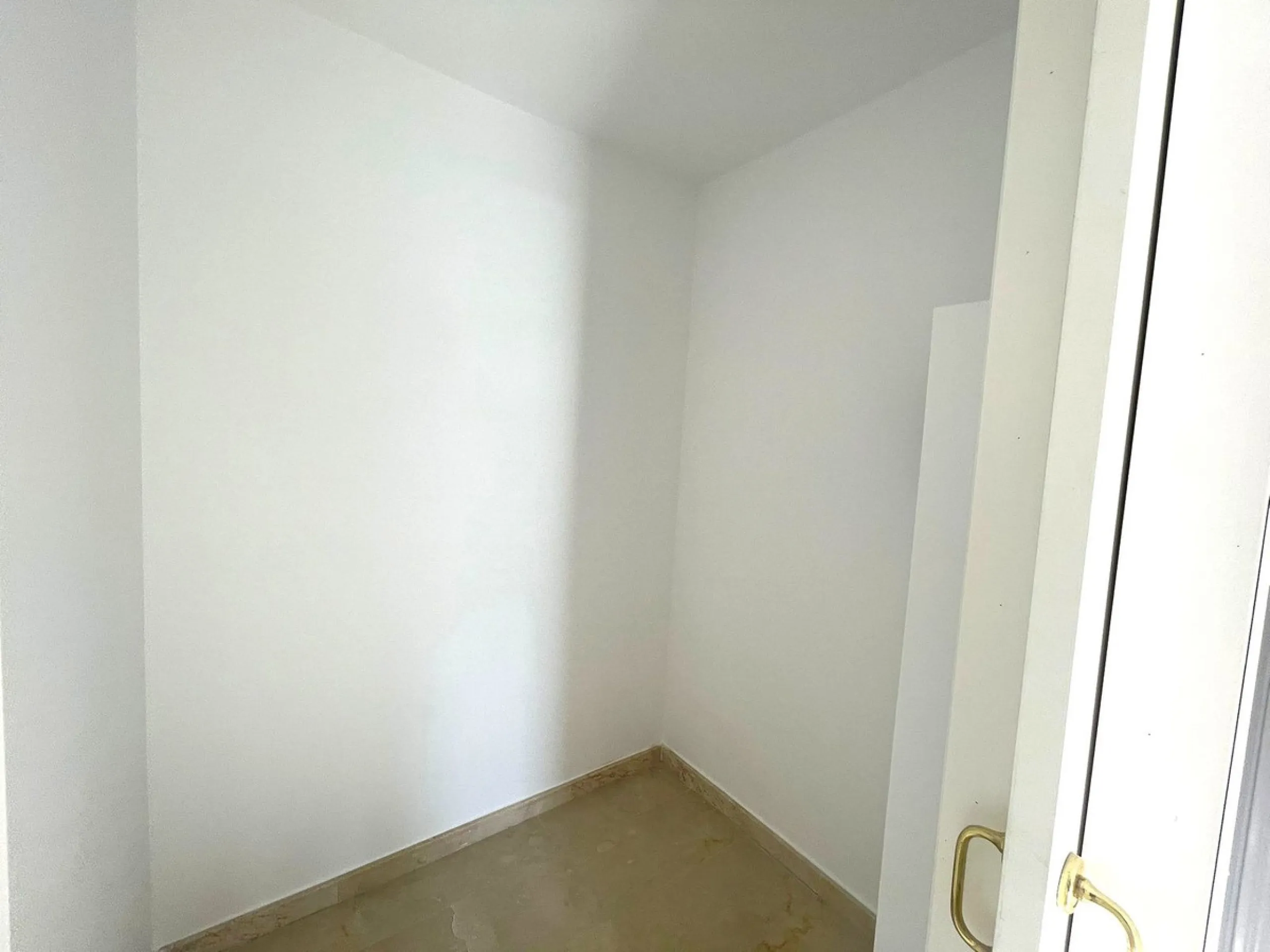 Townhouse with Garden, Terraces, Triple Garage and Communal Pool