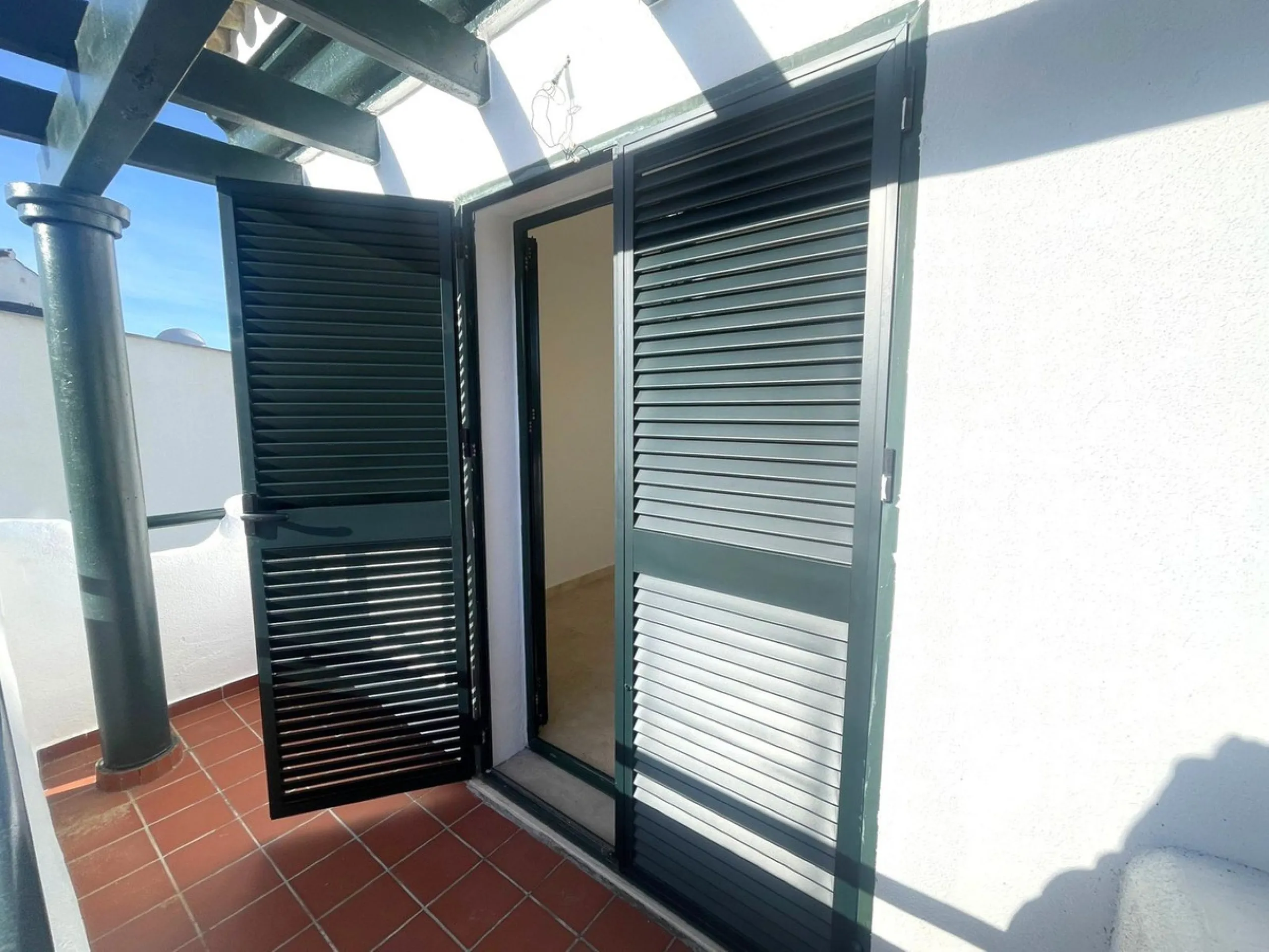 Townhouse with Garden, Terraces, Triple Garage and Communal Pool