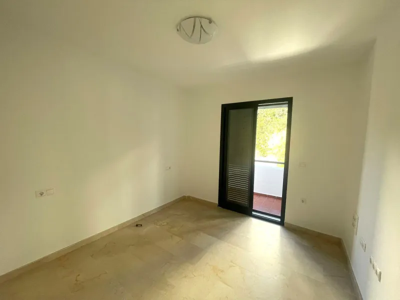 Townhouse with Garden, Terraces, Triple Garage and Communal Pool