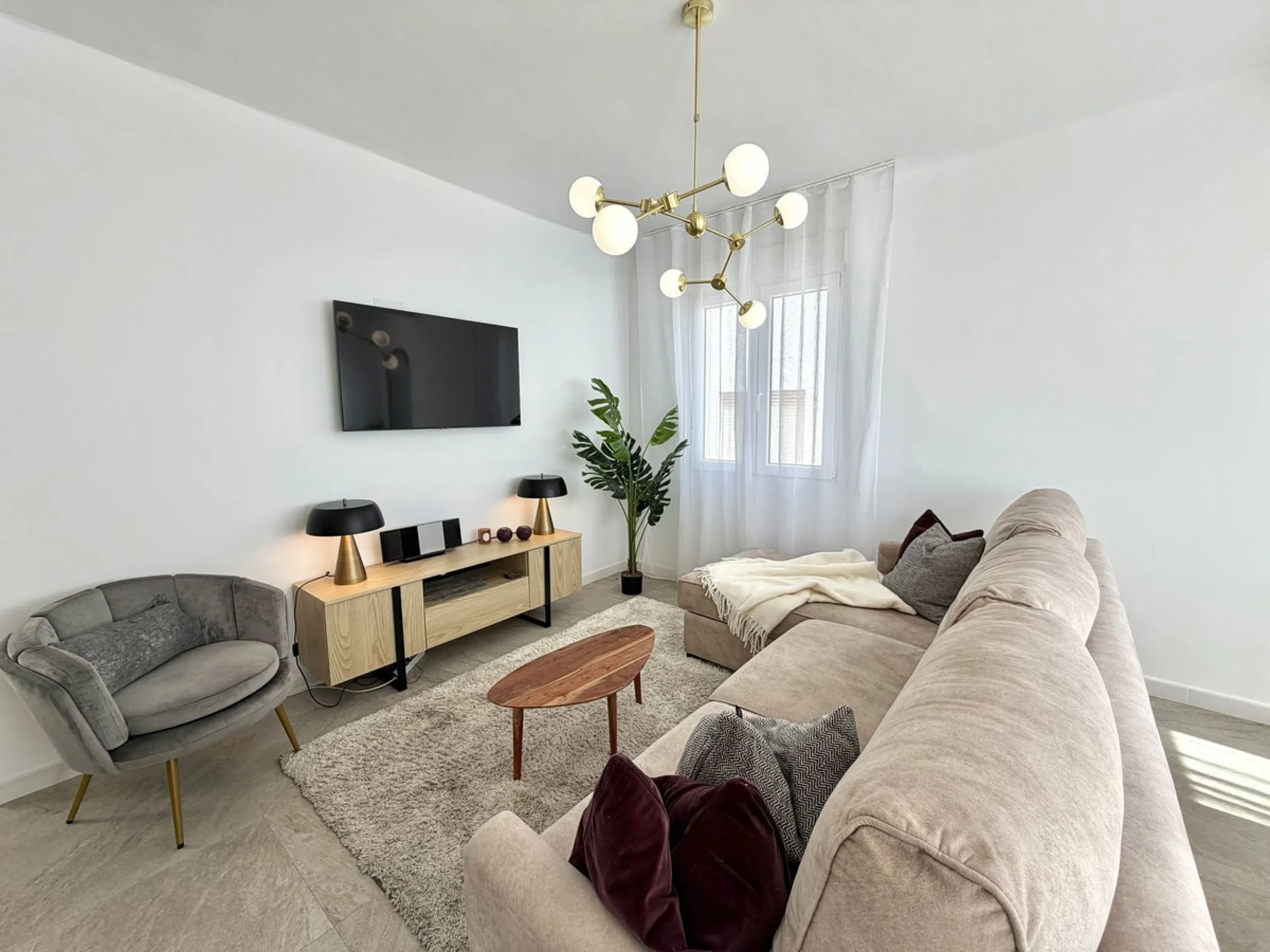 Welcome home to your own oasis on the third floor in Fuengirola! Here you'll find a bright and well-planned two-bedroom apartment (no lift), with access to a spacious shared rooftop terrace. The location is hard to beat, with just 600 meters from the beac