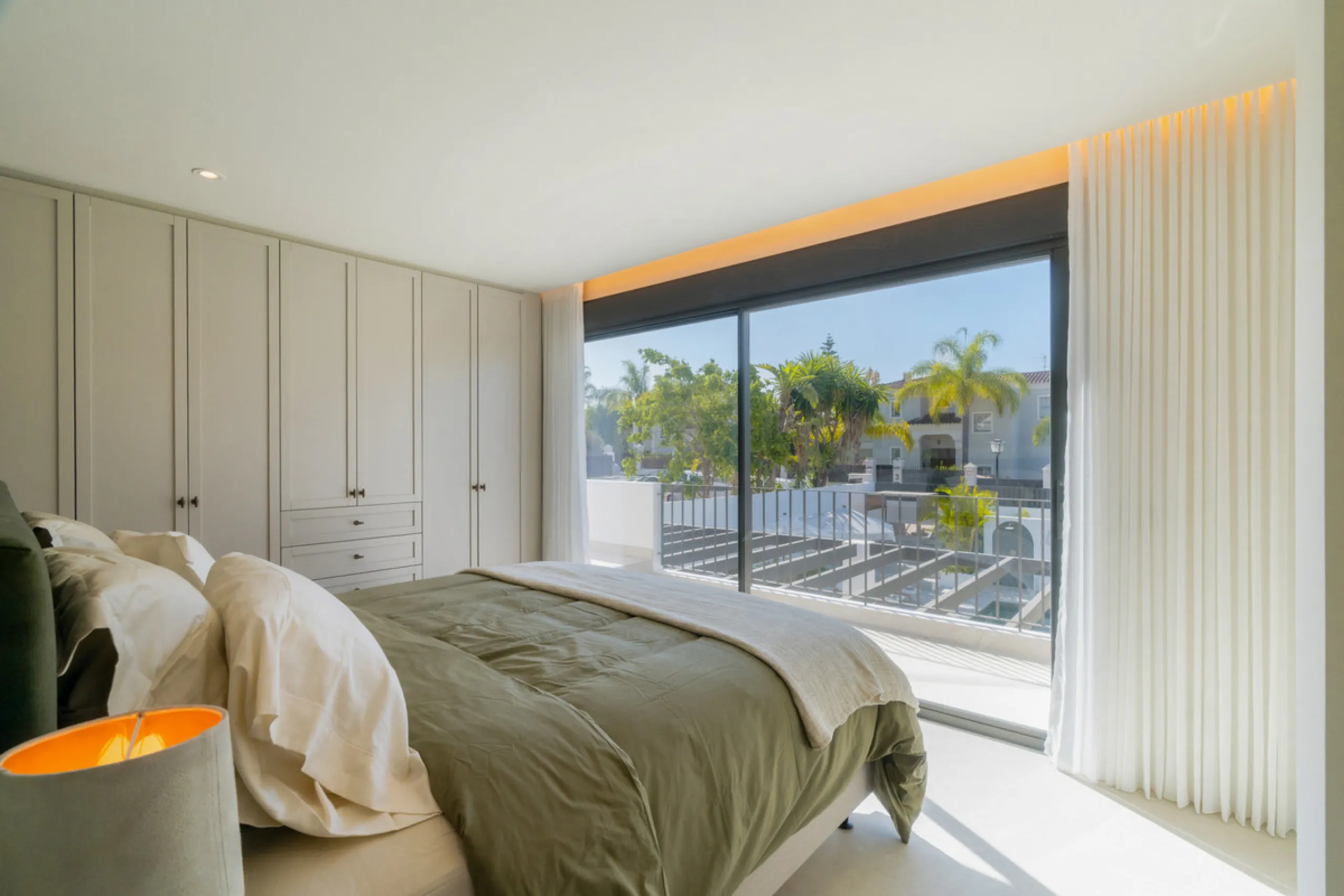 This home is a modern six bedroom luxury villa for sale in the Golf Valley of Marbella. The home offers 600 m² of space on an 820 m² plot with 125 m² of terraces. The villa sits minutes from Aloha Golf Los Naranjos and Las Brisas Golf Club and it offers f