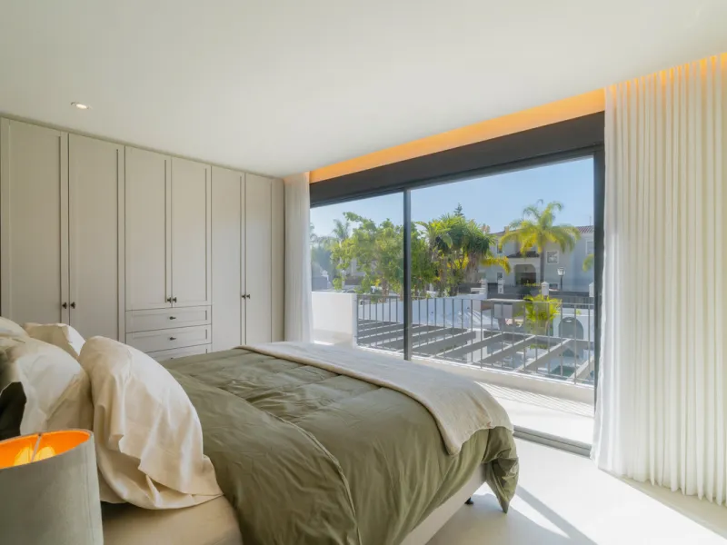 House - Detached Villa в продаже в Marbella, Málaga. В доме 6 спален и 7 ванных комнат. Площадь дома 600 м². Площадь участка 820 м²