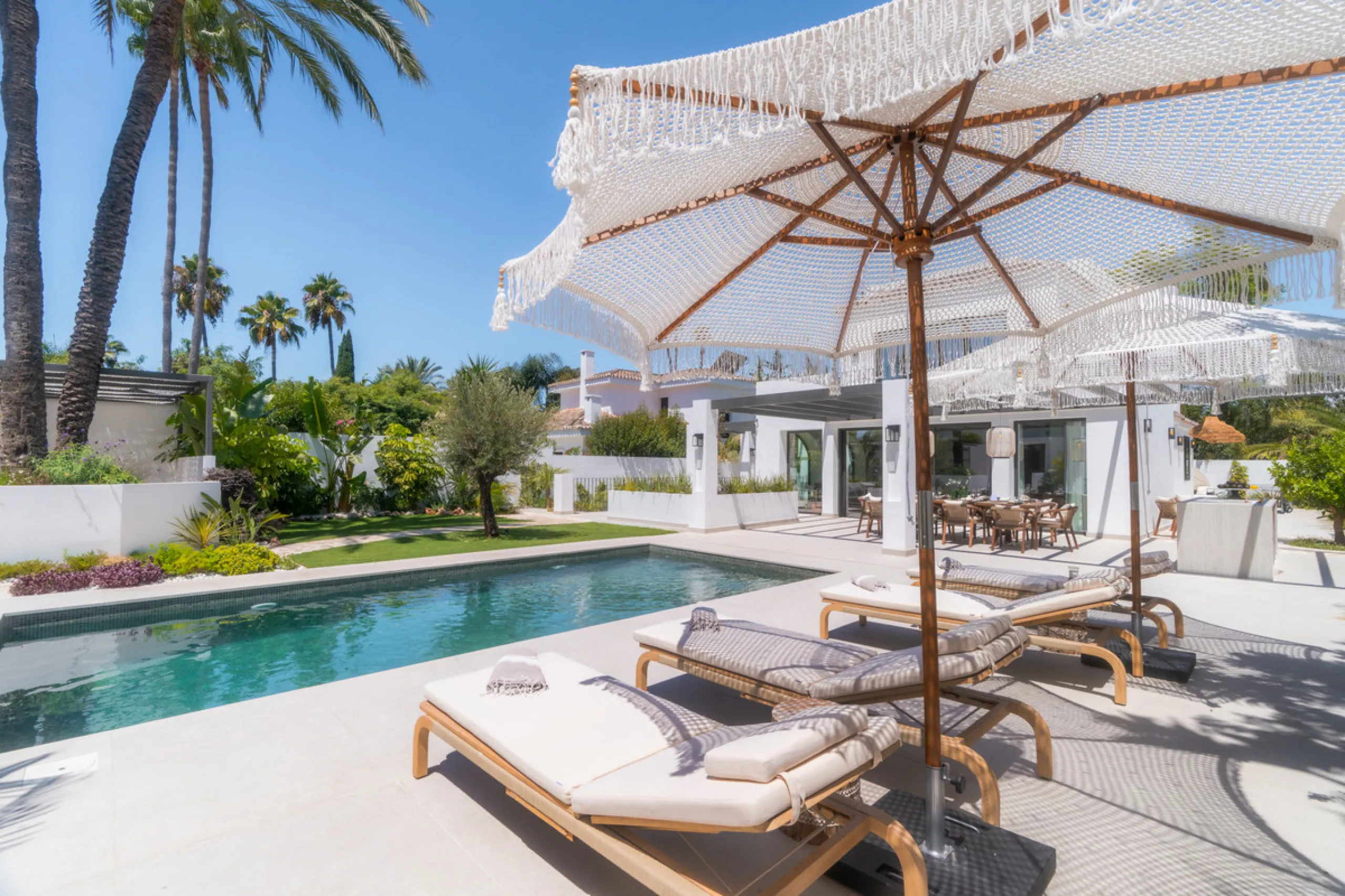 This home is a modern six bedroom luxury villa for sale in the Golf Valley of Marbella. The home offers 600 m² of space on an 820 m² plot with 125 m² of terraces. The villa sits minutes from Aloha Golf Los Naranjos and Las Brisas Golf Club and it offers f