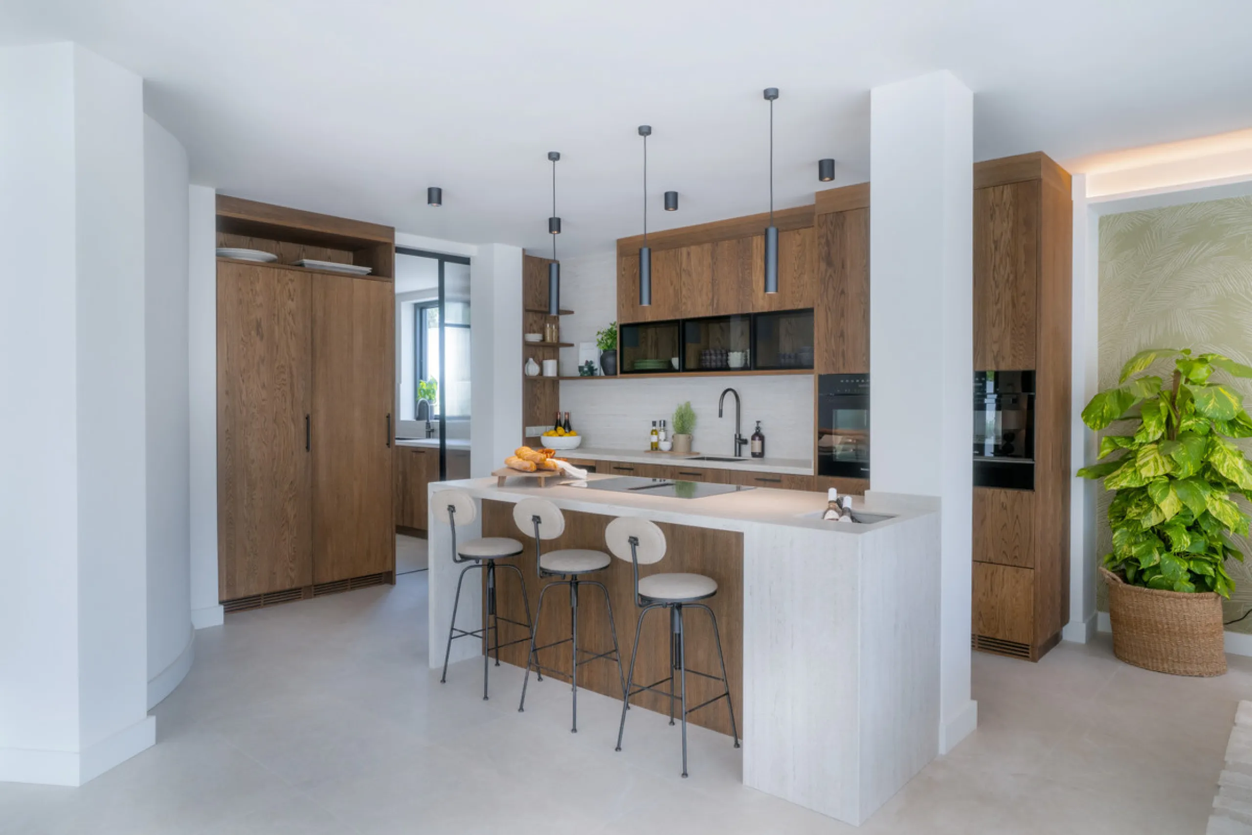 This home is a modern six bedroom luxury villa for sale in the Golf Valley of Marbella. The home offers 600 m² of space on an 820 m² plot with 125 m² of terraces. The villa sits minutes from Aloha Golf Los Naranjos and Las Brisas Golf Club and it offers f