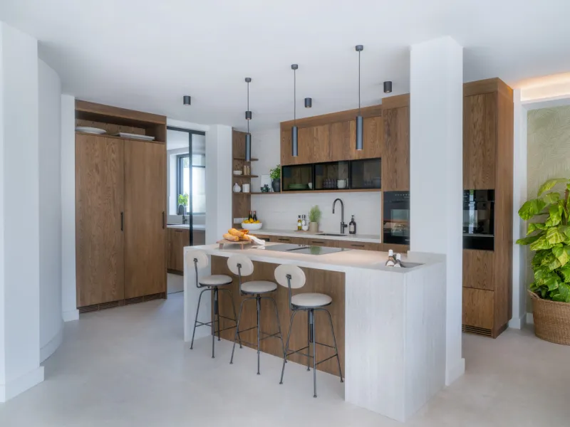 This home is a modern six bedroom luxury villa for sale in the Golf Valley of Marbella. The home offers 600 m² of space on an 820 m² plot with 125 m² of terraces. The villa sits minutes from Aloha Golf Los Naranjos and Las Brisas Golf Club and it offers f