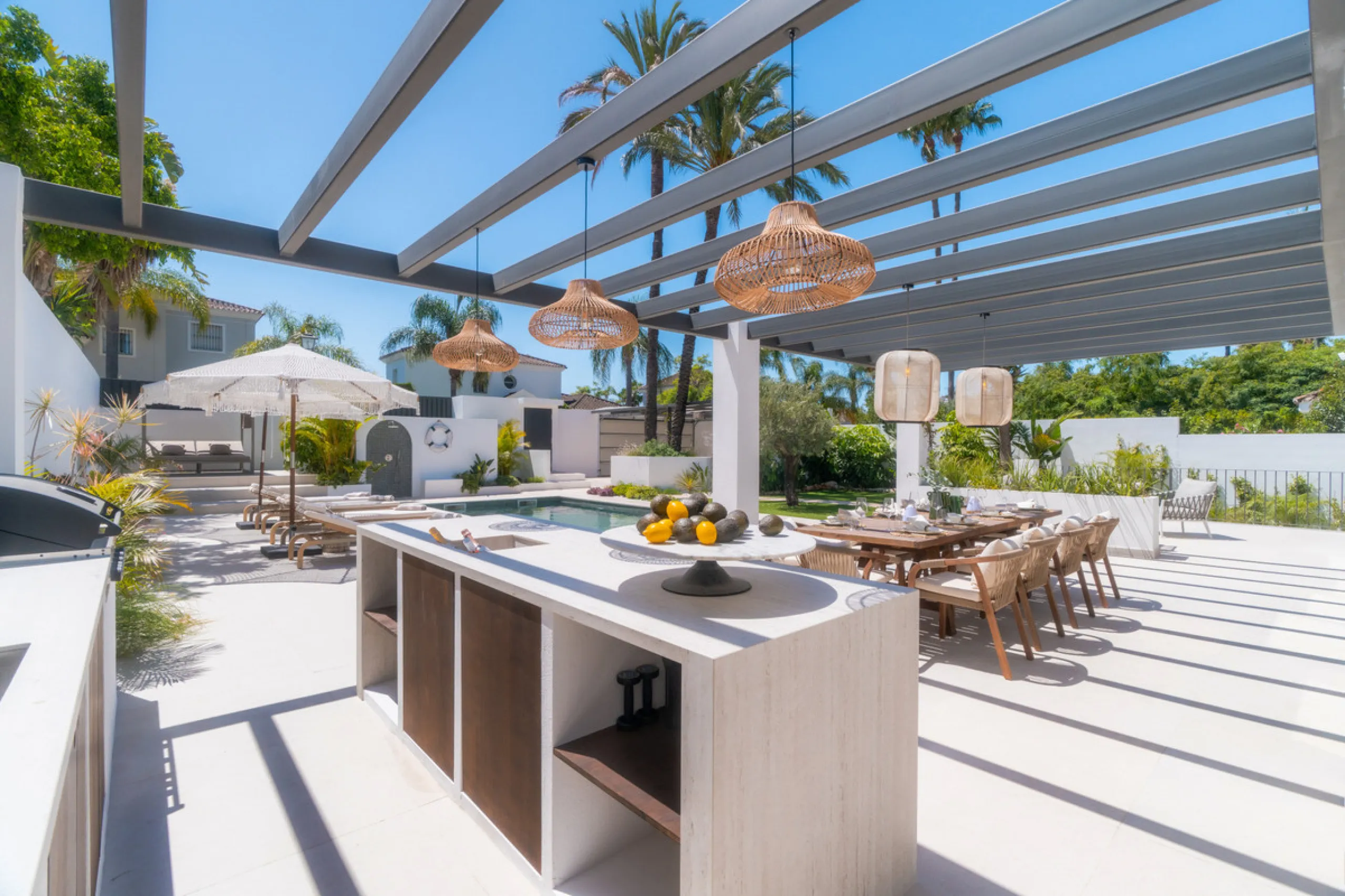 This home is a modern six bedroom luxury villa for sale in the Golf Valley of Marbella. The home offers 600 m² of space on an 820 m² plot with 125 m² of terraces. The villa sits minutes from Aloha Golf Los Naranjos and Las Brisas Golf Club and it offers f