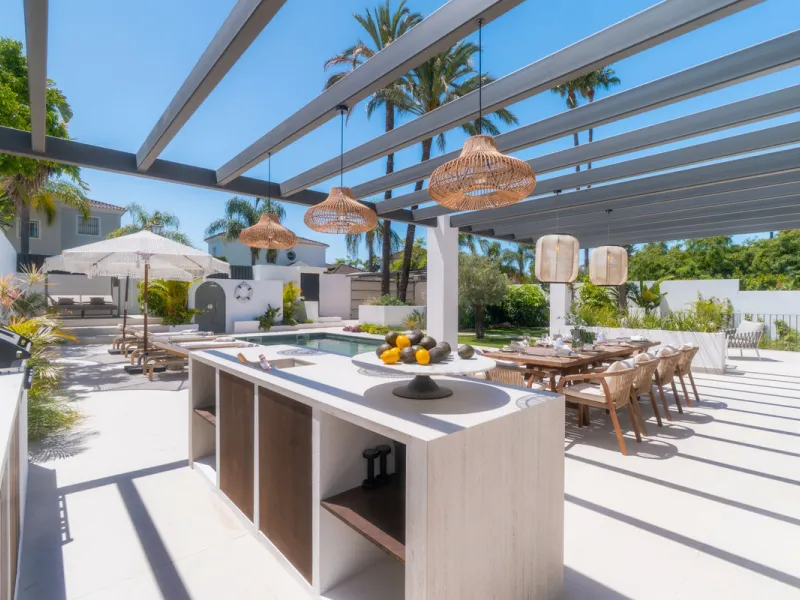 This home is a modern six bedroom luxury villa for sale in the Golf Valley of Marbella. The home offers 600 m² of space on an 820 m² plot with 125 m² of terraces. The villa sits minutes from Aloha Golf Los Naranjos and Las Brisas Golf Club and it offers f