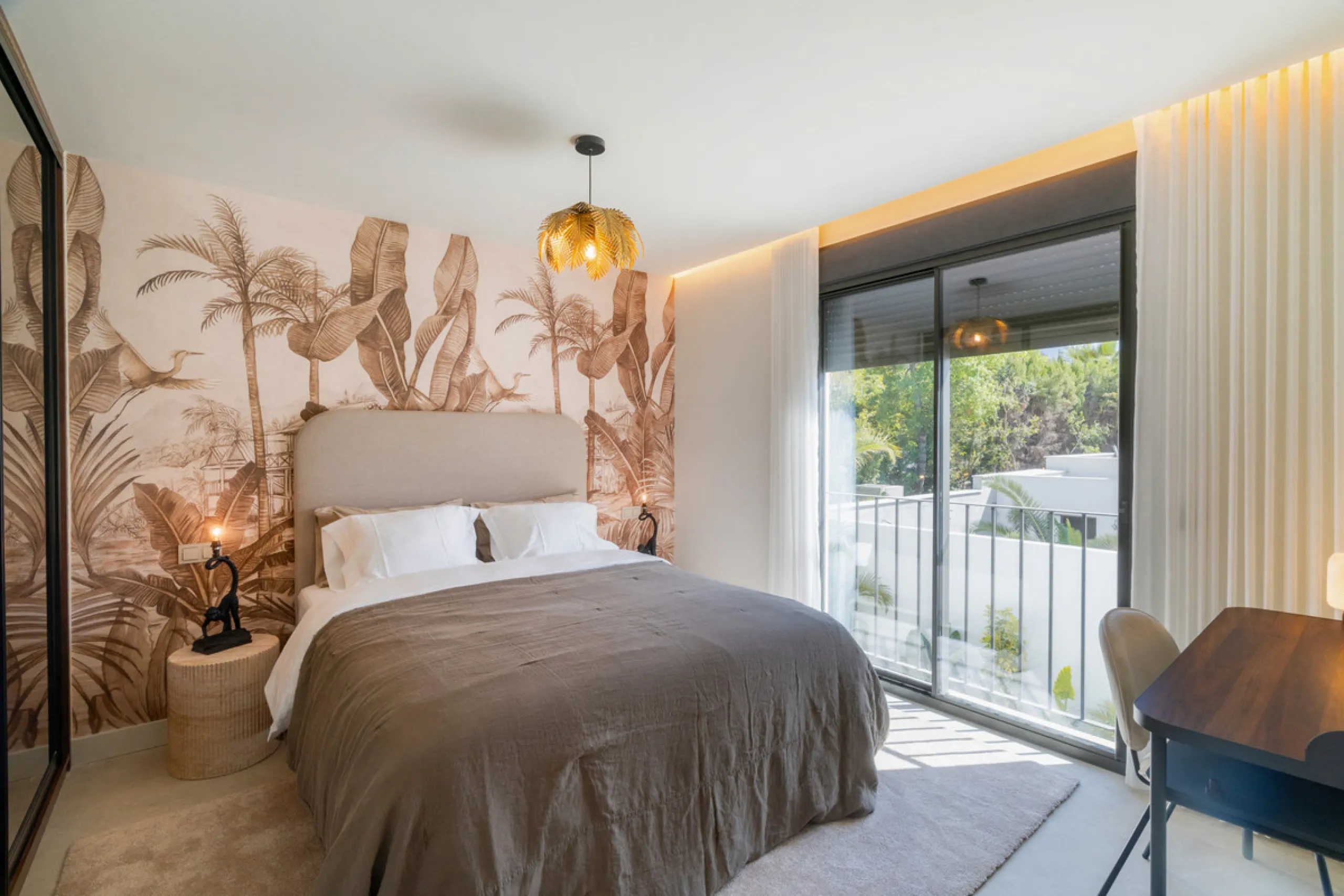 This home is a modern six bedroom luxury villa for sale in the Golf Valley of Marbella. The home offers 600 m² of space on an 820 m² plot with 125 m² of terraces. The villa sits minutes from Aloha Golf Los Naranjos and Las Brisas Golf Club and it offers f