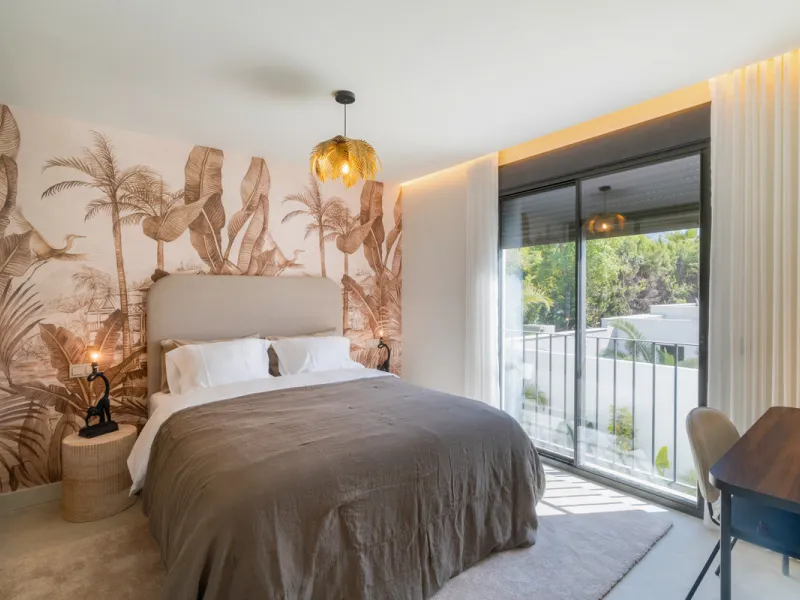 This home is a modern six bedroom luxury villa for sale in the Golf Valley of Marbella. The home offers 600 m² of space on an 820 m² plot with 125 m² of terraces. The villa sits minutes from Aloha Golf Los Naranjos and Las Brisas Golf Club and it offers f
