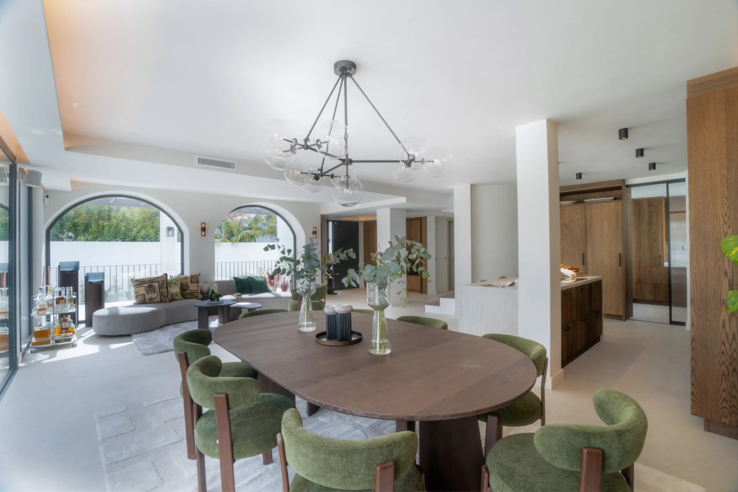 This home is a modern six bedroom luxury villa for sale in the Golf Valley of Marbella. The home offers 600 m² of space on an 820 m² plot with 125 m² of terraces. The villa sits minutes from Aloha Golf Los Naranjos and Las Brisas Golf Club and it offers f