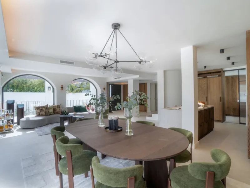 This home is a modern six bedroom luxury villa for sale in the Golf Valley of Marbella. The home offers 600 m² of space on an 820 m² plot with 125 m² of terraces. The villa sits minutes from Aloha Golf Los Naranjos and Las Brisas Golf Club and it offers f