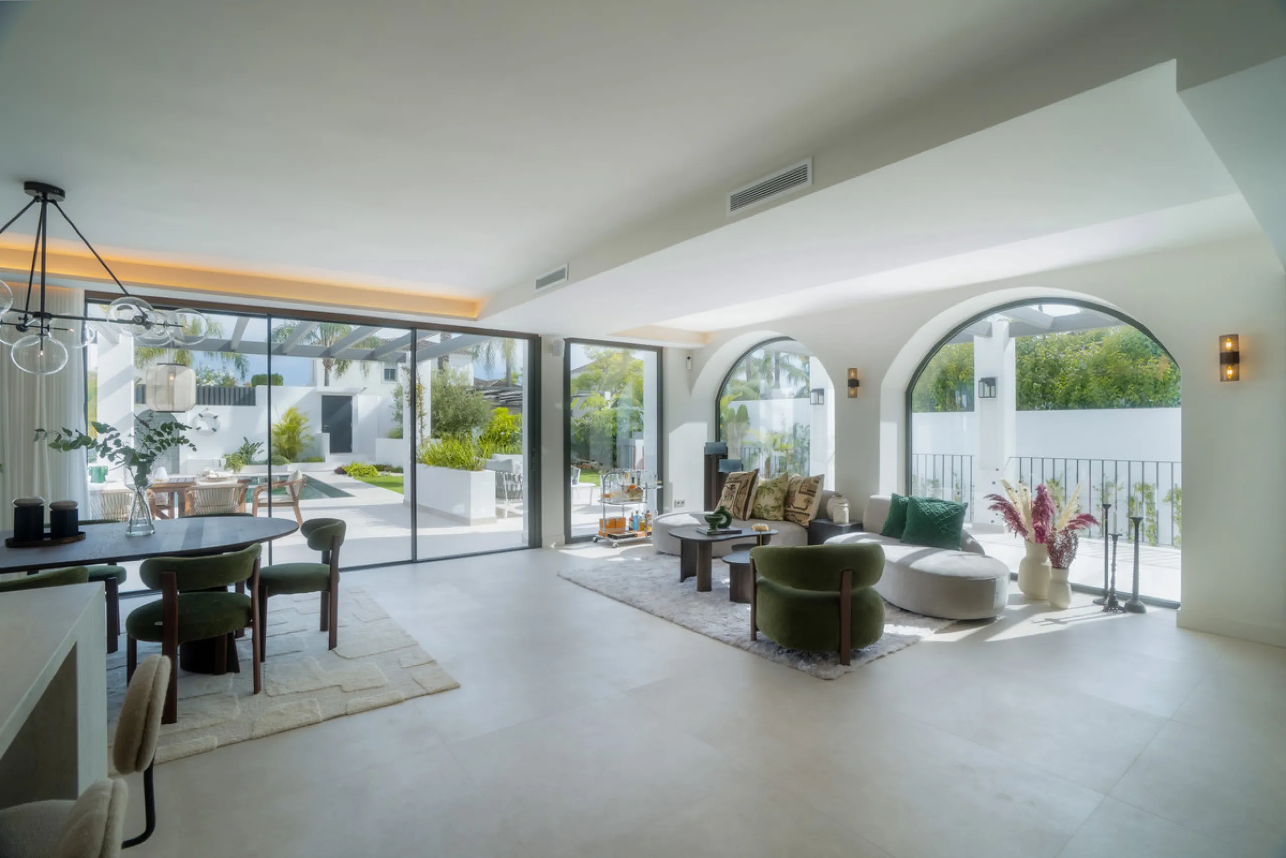 This home is a modern six bedroom luxury villa for sale in the Golf Valley of Marbella. The home offers 600 m² of space on an 820 m² plot with 125 m² of terraces. The villa sits minutes from Aloha Golf Los Naranjos and Las Brisas Golf Club and it offers f