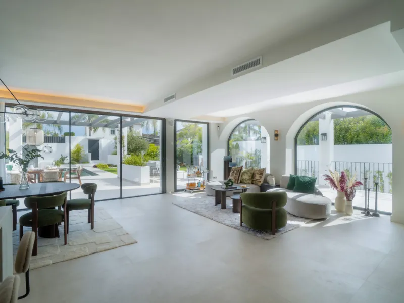 This home is a modern six bedroom luxury villa for sale in the Golf Valley of Marbella. The home offers 600 m² of space on an 820 m² plot with 125 m² of terraces. The villa sits minutes from Aloha Golf Los Naranjos and Las Brisas Golf Club and it offers f