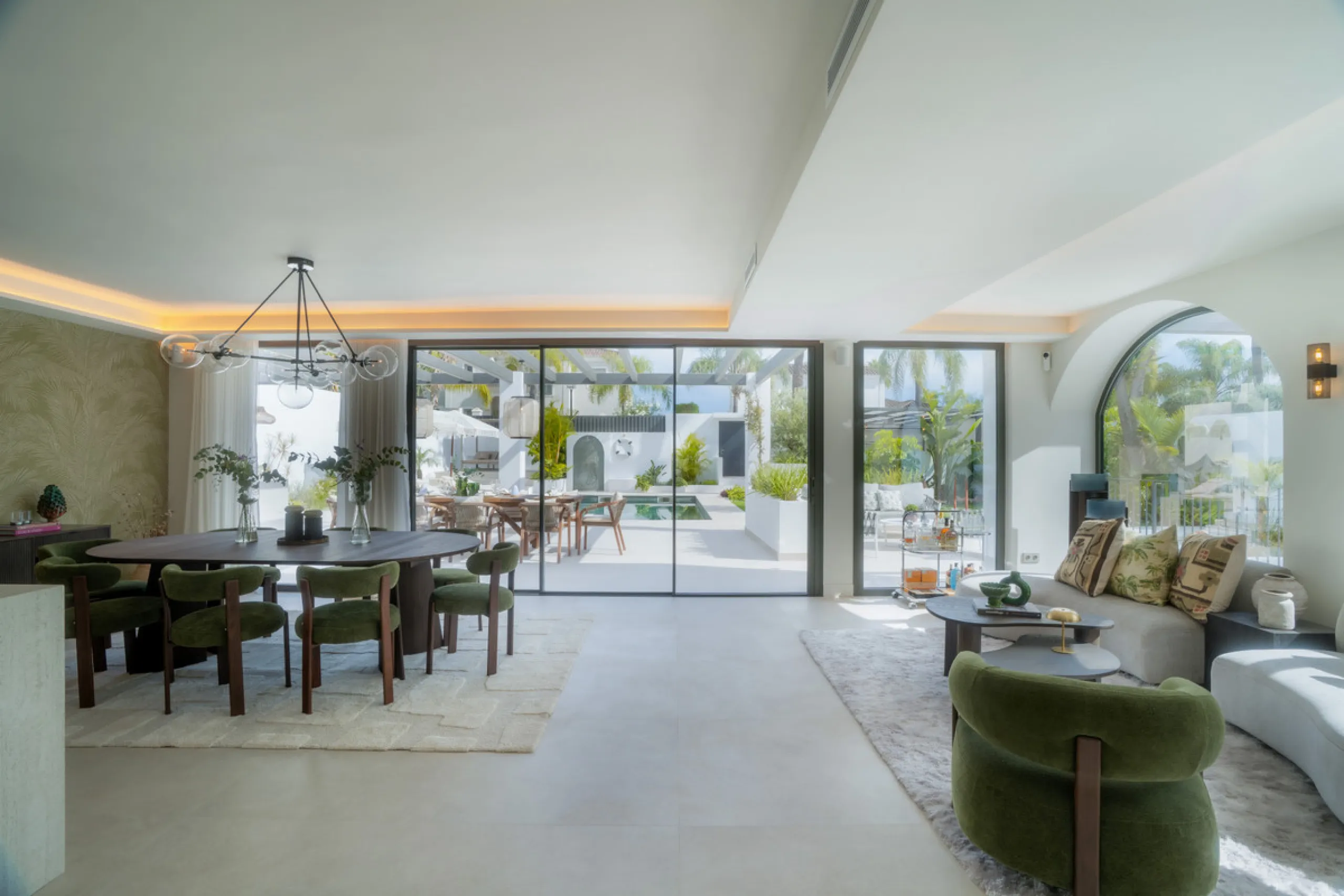 This home is a modern six bedroom luxury villa for sale in the Golf Valley of Marbella. The home offers 600 m² of space on an 820 m² plot with 125 m² of terraces. The villa sits minutes from Aloha Golf Los Naranjos and Las Brisas Golf Club and it offers f