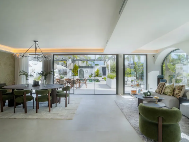 This home is a modern six bedroom luxury villa for sale in the Golf Valley of Marbella. The home offers 600 m² of space on an 820 m² plot with 125 m² of terraces. The villa sits minutes from Aloha Golf Los Naranjos and Las Brisas Golf Club and it offers f