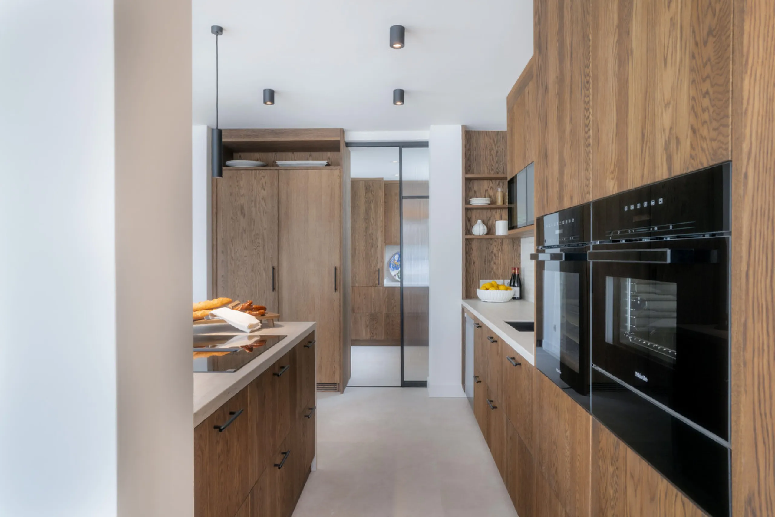This home is a modern six bedroom luxury villa for sale in the Golf Valley of Marbella. The home offers 600 m² of space on an 820 m² plot with 125 m² of terraces. The villa sits minutes from Aloha Golf Los Naranjos and Las Brisas Golf Club and it offers f