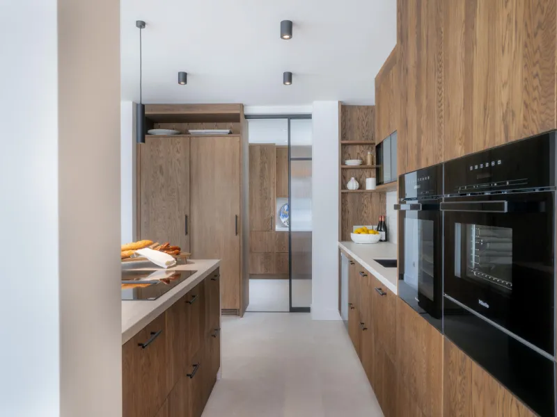 This home is a modern six bedroom luxury villa for sale in the Golf Valley of Marbella. The home offers 600 m² of space on an 820 m² plot with 125 m² of terraces. The villa sits minutes from Aloha Golf Los Naranjos and Las Brisas Golf Club and it offers f
