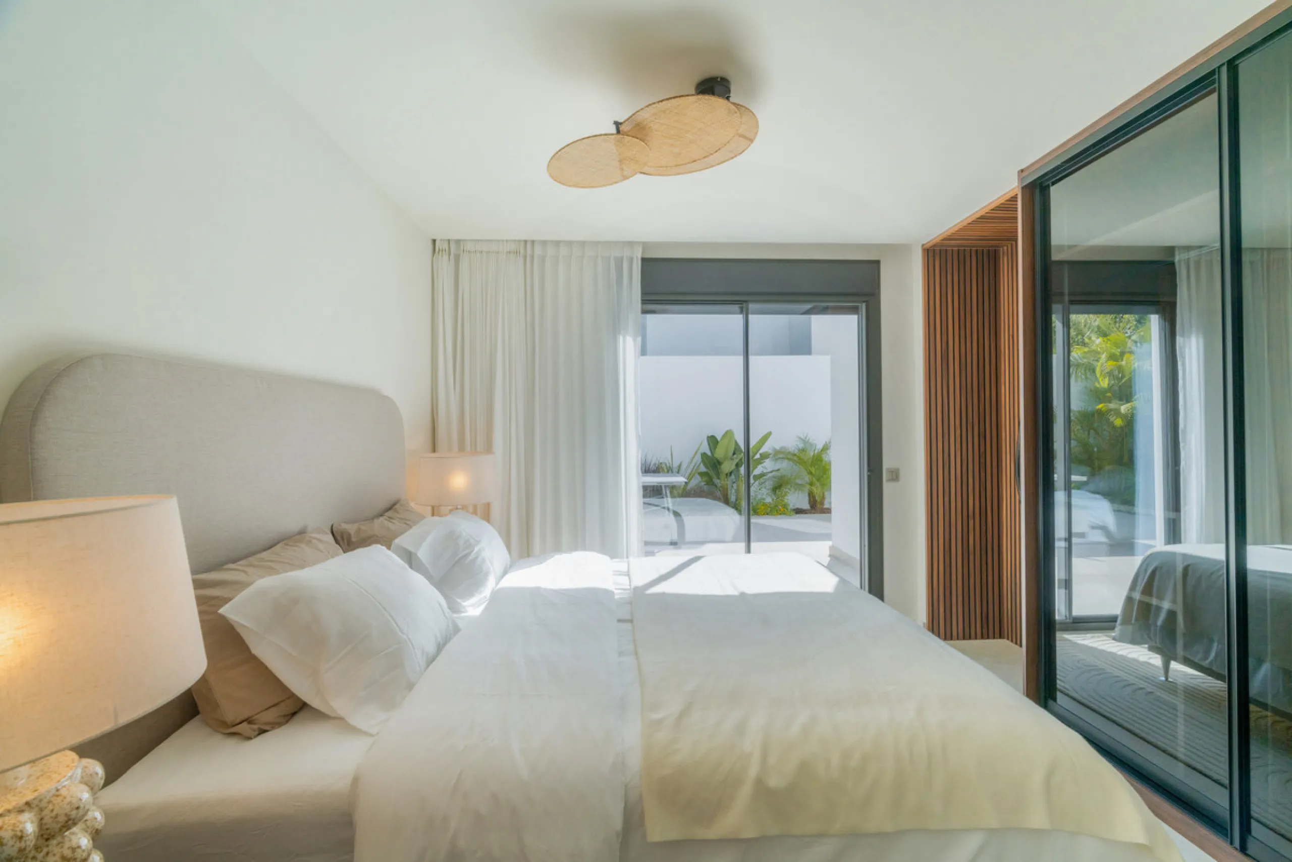 This home is a modern six bedroom luxury villa for sale in the Golf Valley of Marbella. The home offers 600 m² of space on an 820 m² plot with 125 m² of terraces. The villa sits minutes from Aloha Golf Los Naranjos and Las Brisas Golf Club and it offers f