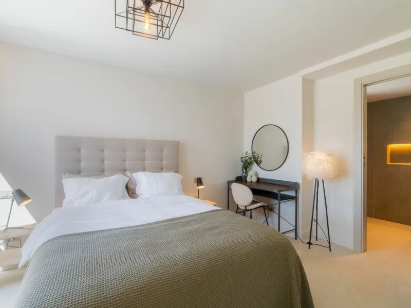 This home is a modern six bedroom luxury villa for sale in the Golf Valley of Marbella. The home offers 600 m² of space on an 820 m² plot with 125 m² of terraces. The villa sits minutes from Aloha Golf Los Naranjos and Las Brisas Golf Club and it offers f
