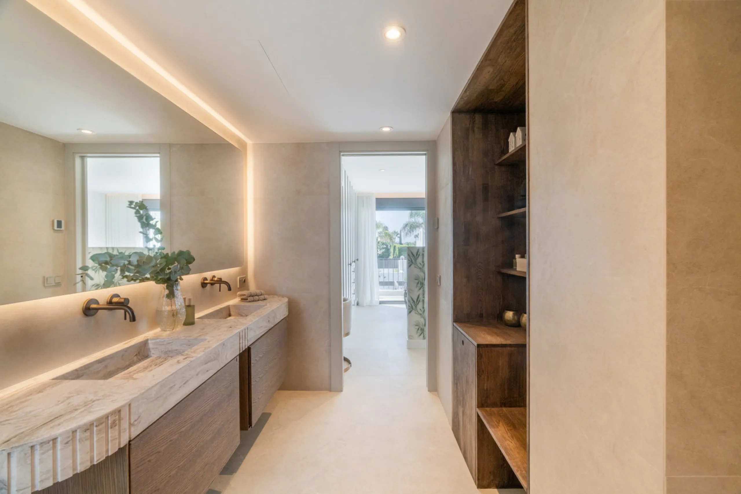 This home is a modern six bedroom luxury villa for sale in the Golf Valley of Marbella. The home offers 600 m² of space on an 820 m² plot with 125 m² of terraces. The villa sits minutes from Aloha Golf Los Naranjos and Las Brisas Golf Club and it offers f