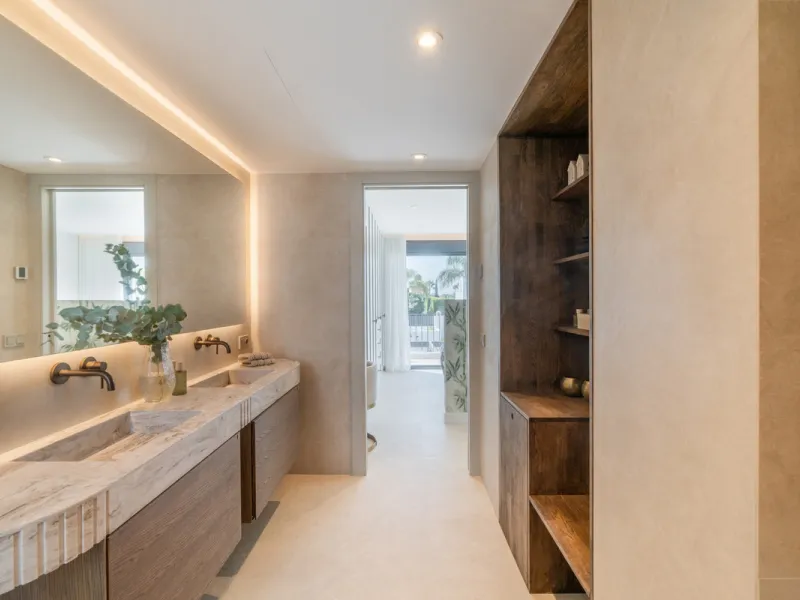 This home is a modern six bedroom luxury villa for sale in the Golf Valley of Marbella. The home offers 600 m² of space on an 820 m² plot with 125 m² of terraces. The villa sits minutes from Aloha Golf Los Naranjos and Las Brisas Golf Club and it offers f