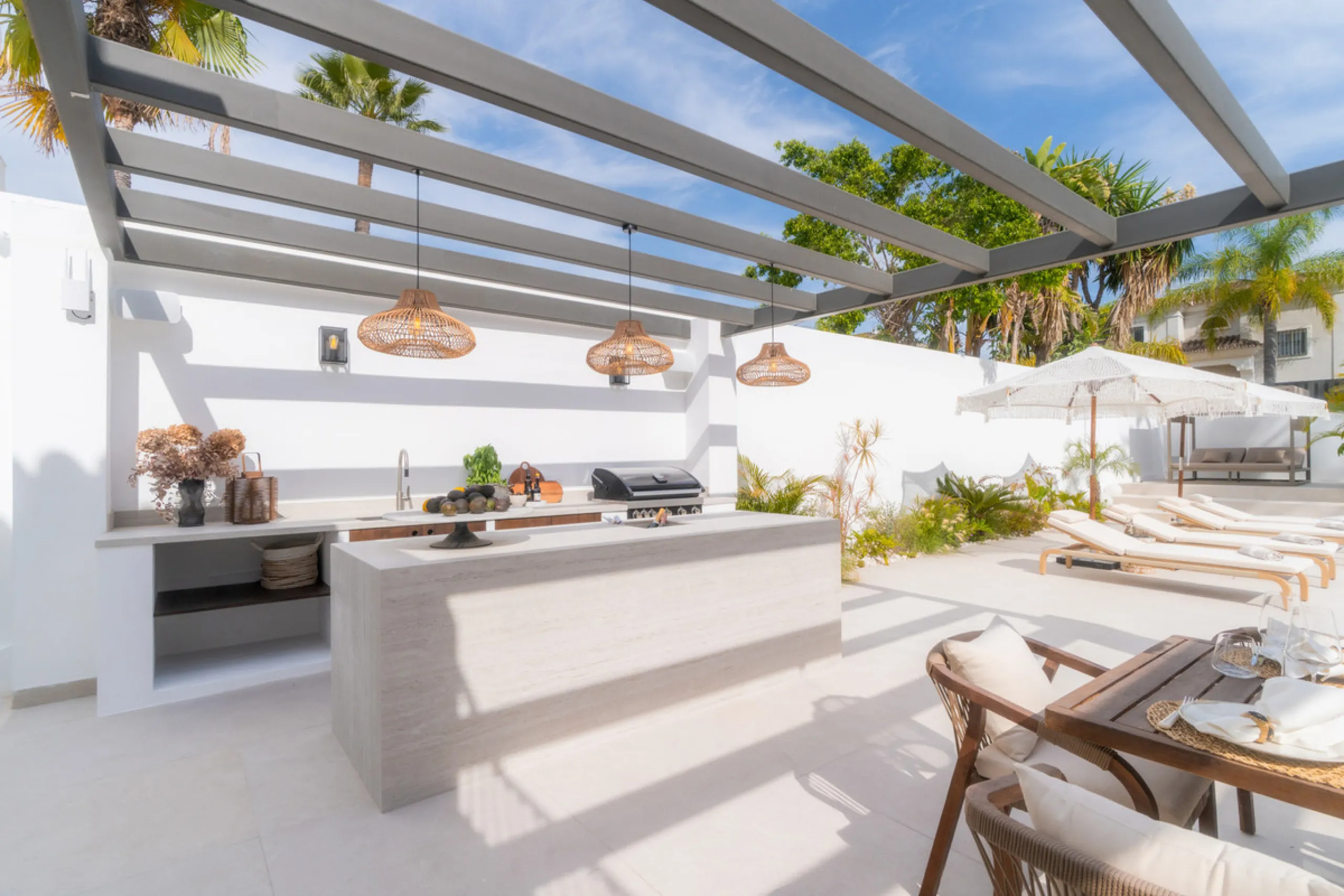 This home is a modern six bedroom luxury villa for sale in the Golf Valley of Marbella. The home offers 600 m² of space on an 820 m² plot with 125 m² of terraces. The villa sits minutes from Aloha Golf Los Naranjos and Las Brisas Golf Club and it offers f