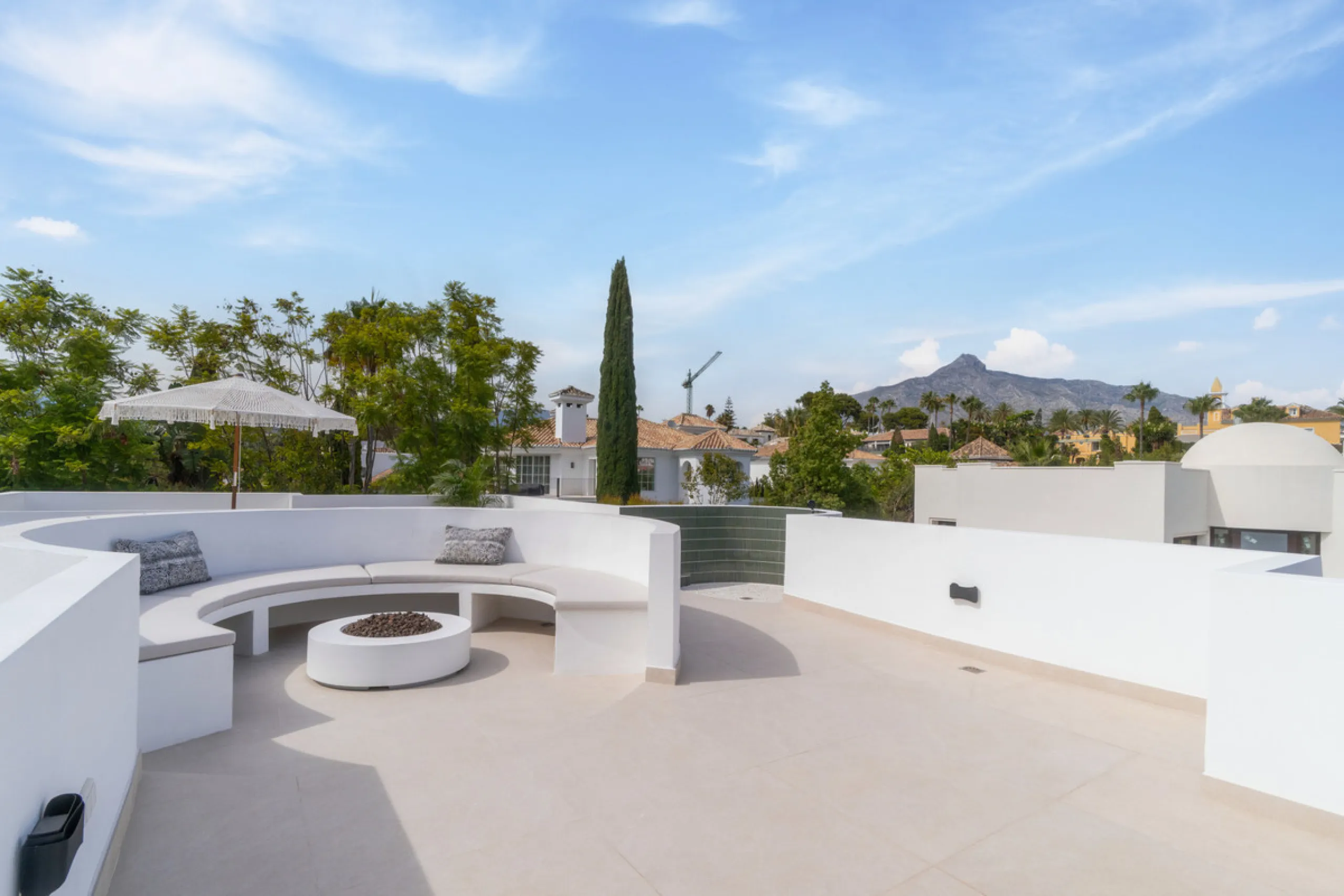 This home is a modern six bedroom luxury villa for sale in the Golf Valley of Marbella. The home offers 600 m² of space on an 820 m² plot with 125 m² of terraces. The villa sits minutes from Aloha Golf Los Naranjos and Las Brisas Golf Club and it offers f