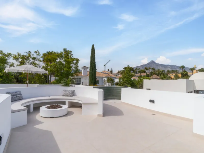 This home is a modern six bedroom luxury villa for sale in the Golf Valley of Marbella. The home offers 600 m² of space on an 820 m² plot with 125 m² of terraces. The villa sits minutes from Aloha Golf Los Naranjos and Las Brisas Golf Club and it offers f