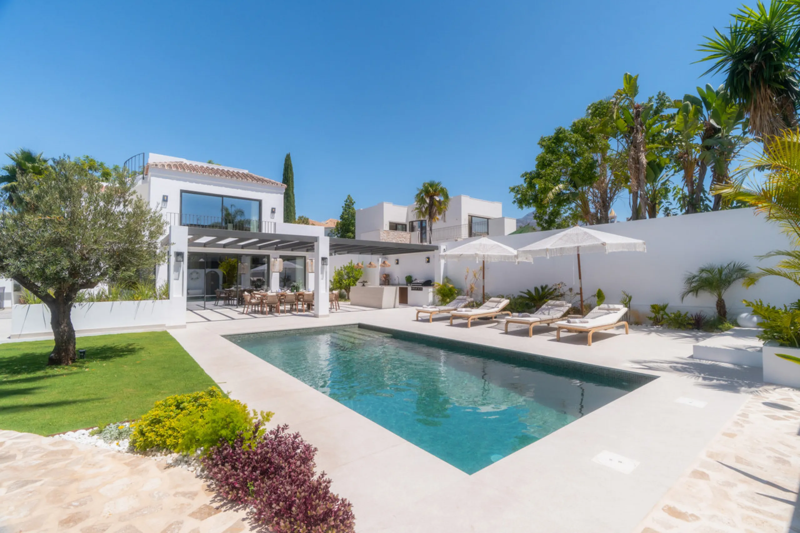 This home is a modern six bedroom luxury villa for sale in the Golf Valley of Marbella. The home offers 600 m² of space on an 820 m² plot with 125 m² of terraces. The villa sits minutes from Aloha Golf Los Naranjos and Las Brisas Golf Club and it offers f