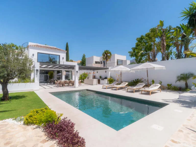 This home is a modern six bedroom luxury villa for sale in the Golf Valley of Marbella. The home offers 600 m² of space on an 820 m² plot with 125 m² of terraces. The villa sits minutes from Aloha Golf Los Naranjos and Las Brisas Golf Club and it offers f