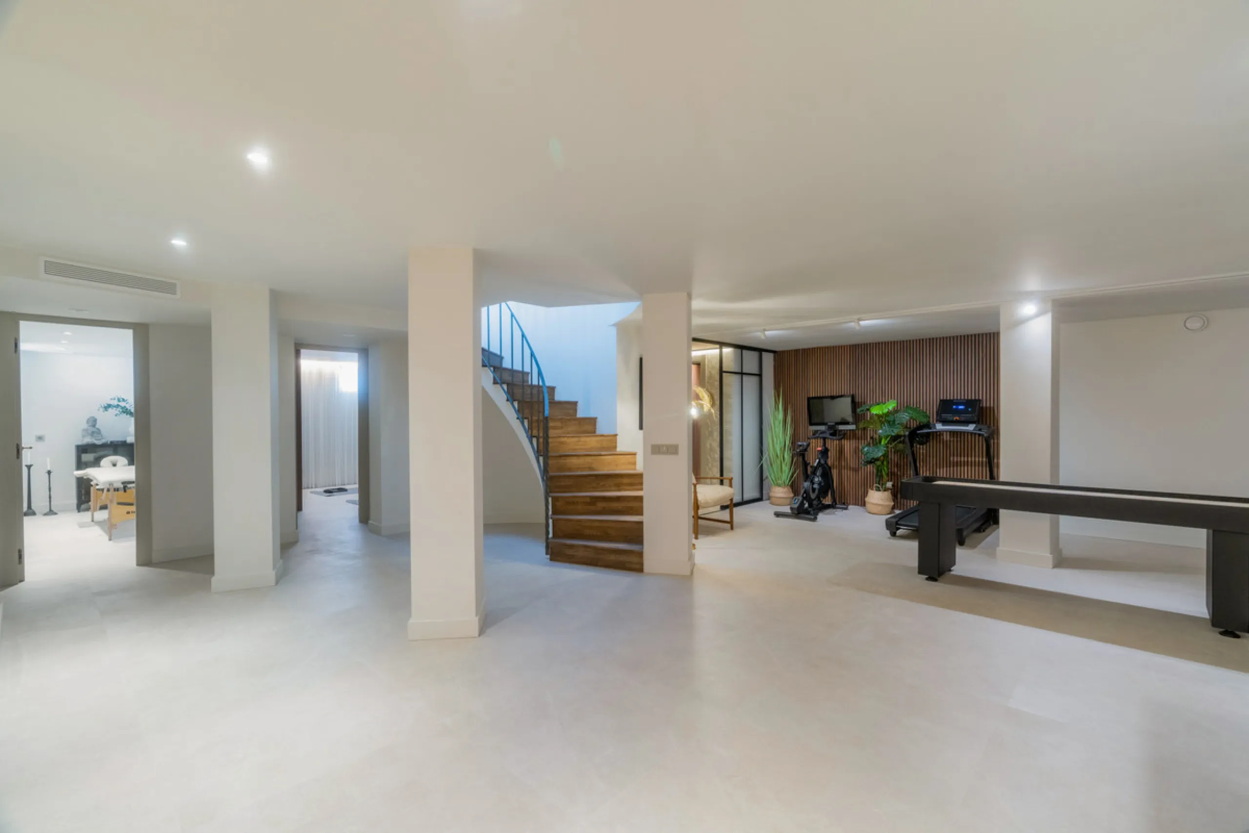This home is a modern six bedroom luxury villa for sale in the Golf Valley of Marbella. The home offers 600 m² of space on an 820 m² plot with 125 m² of terraces. The villa sits minutes from Aloha Golf Los Naranjos and Las Brisas Golf Club and it offers f
