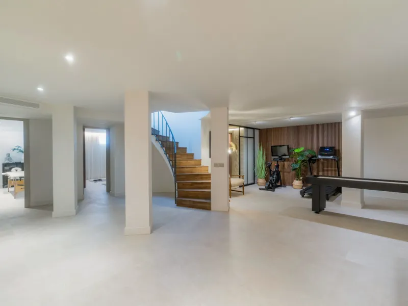 This home is a modern six bedroom luxury villa for sale in the Golf Valley of Marbella. The home offers 600 m² of space on an 820 m² plot with 125 m² of terraces. The villa sits minutes from Aloha Golf Los Naranjos and Las Brisas Golf Club and it offers f