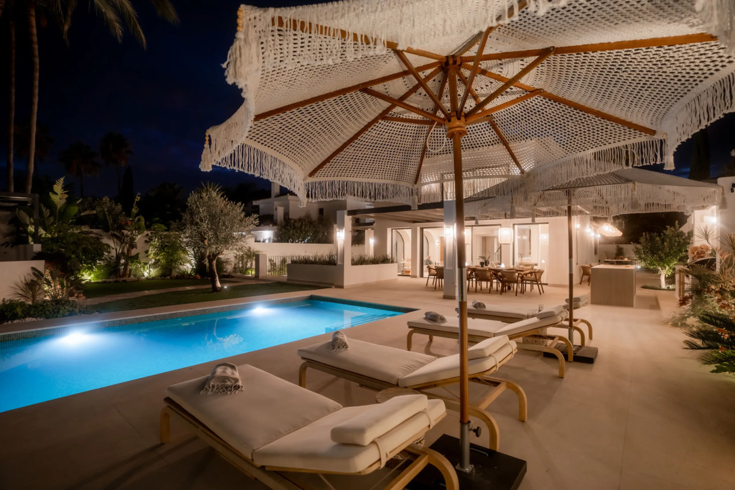 This home is a modern six bedroom luxury villa for sale in the Golf Valley of Marbella. The home offers 600 m² of space on an 820 m² plot with 125 m² of terraces. The villa sits minutes from Aloha Golf Los Naranjos and Las Brisas Golf Club and it offers f