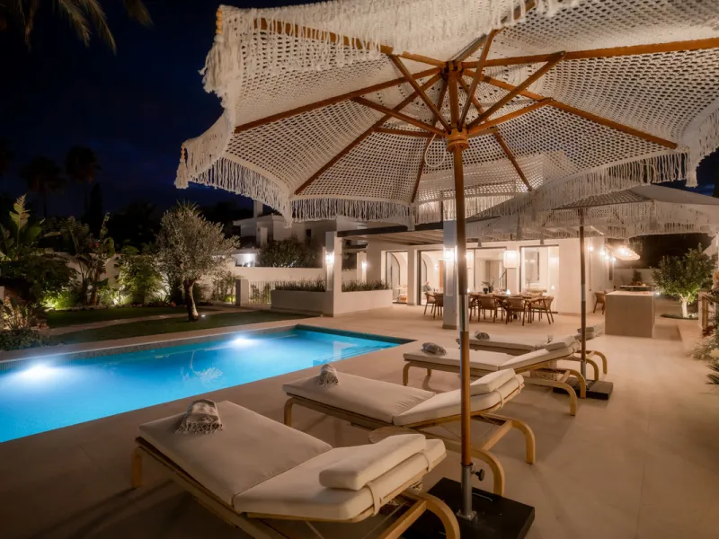 This home is a modern six bedroom luxury villa for sale in the Golf Valley of Marbella. The home offers 600 m² of space on an 820 m² plot with 125 m² of terraces. The villa sits minutes from Aloha Golf Los Naranjos and Las Brisas Golf Club and it offers f