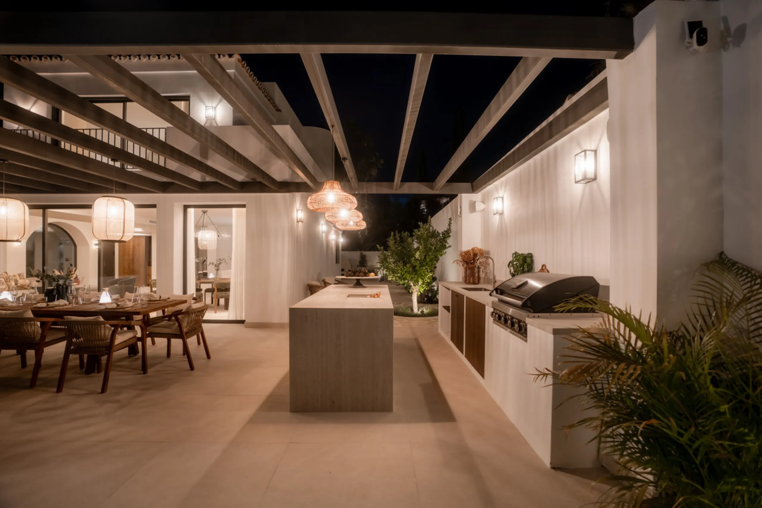 This home is a modern six bedroom luxury villa for sale in the Golf Valley of Marbella. The home offers 600 m² of space on an 820 m² plot with 125 m² of terraces. The villa sits minutes from Aloha Golf Los Naranjos and Las Brisas Golf Club and it offers f