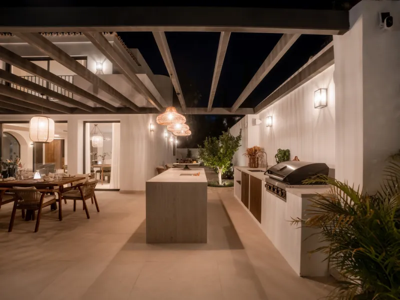 This home is a modern six bedroom luxury villa for sale in the Golf Valley of Marbella. The home offers 600 m² of space on an 820 m² plot with 125 m² of terraces. The villa sits minutes from Aloha Golf Los Naranjos and Las Brisas Golf Club and it offers f