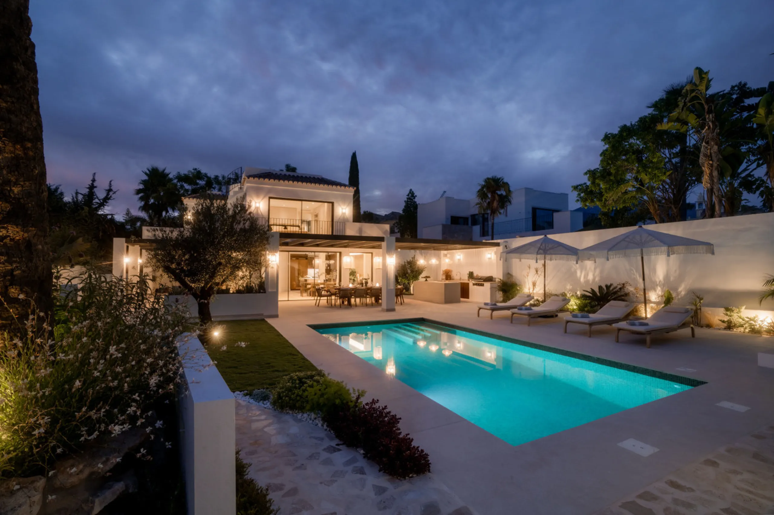 This home is a modern six bedroom luxury villa for sale in the Golf Valley of Marbella. The home offers 600 m² of space on an 820 m² plot with 125 m² of terraces. The villa sits minutes from Aloha Golf Los Naranjos and Las Brisas Golf Club and it offers f