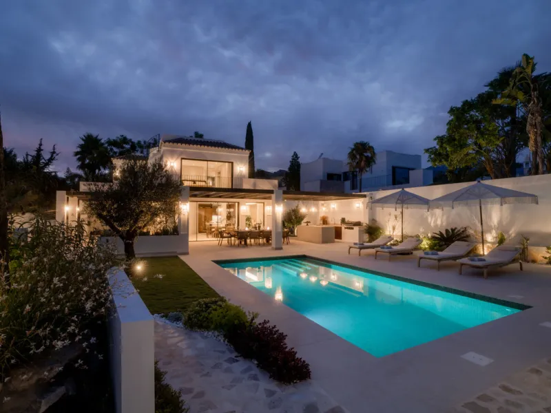 This home is a modern six bedroom luxury villa for sale in the Golf Valley of Marbella. The home offers 600 m² of space on an 820 m² plot with 125 m² of terraces. The villa sits minutes from Aloha Golf Los Naranjos and Las Brisas Golf Club and it offers f