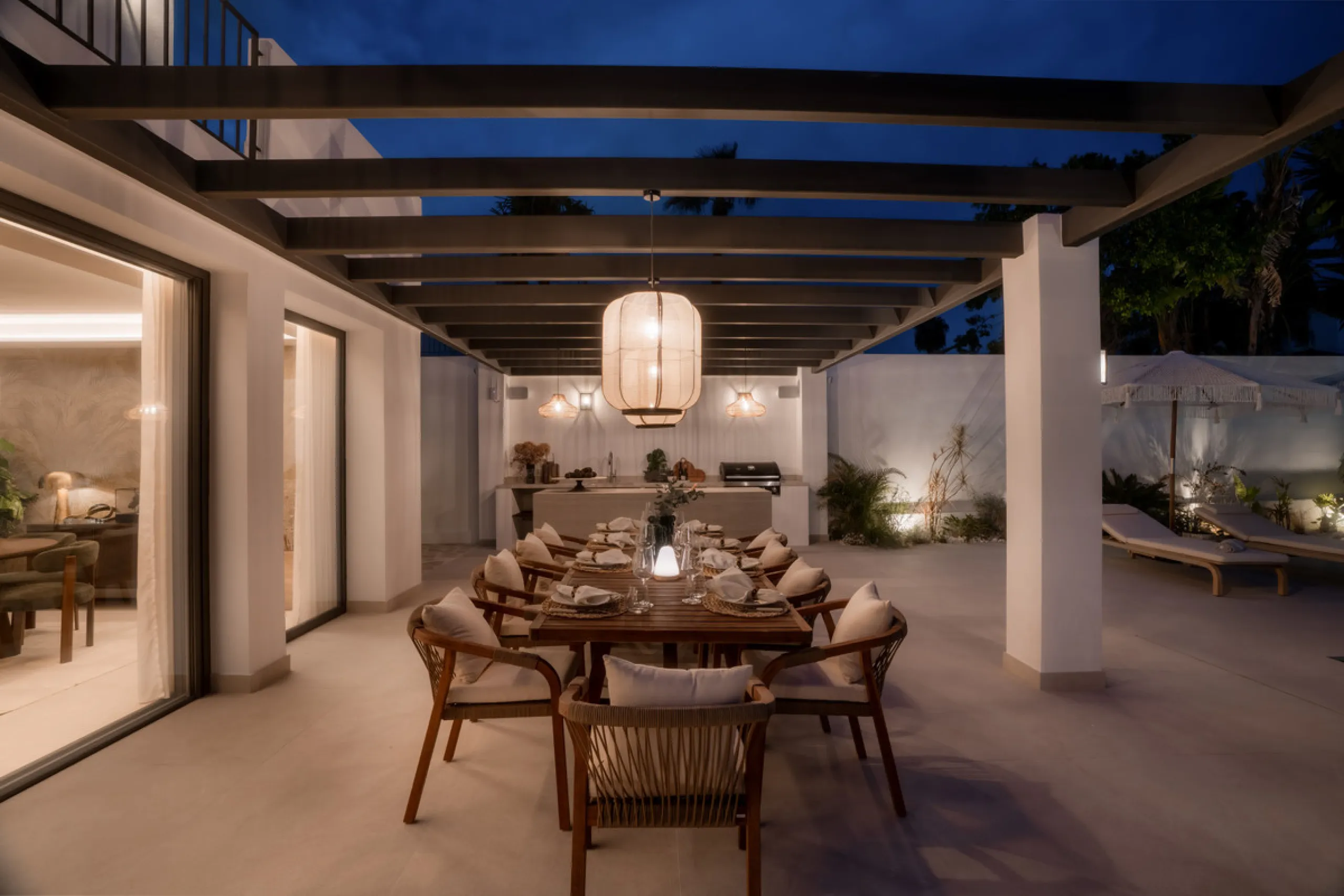 This home is a modern six bedroom luxury villa for sale in the Golf Valley of Marbella. The home offers 600 m² of space on an 820 m² plot with 125 m² of terraces. The villa sits minutes from Aloha Golf Los Naranjos and Las Brisas Golf Club and it offers f