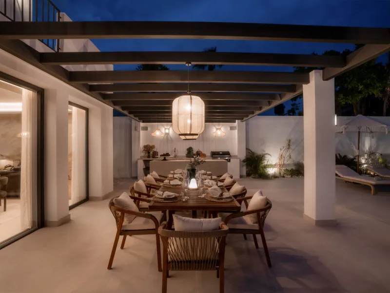 This home is a modern six bedroom luxury villa for sale in the Golf Valley of Marbella. The home offers 600 m² of space on an 820 m² plot with 125 m² of terraces. The villa sits minutes from Aloha Golf Los Naranjos and Las Brisas Golf Club and it offers f