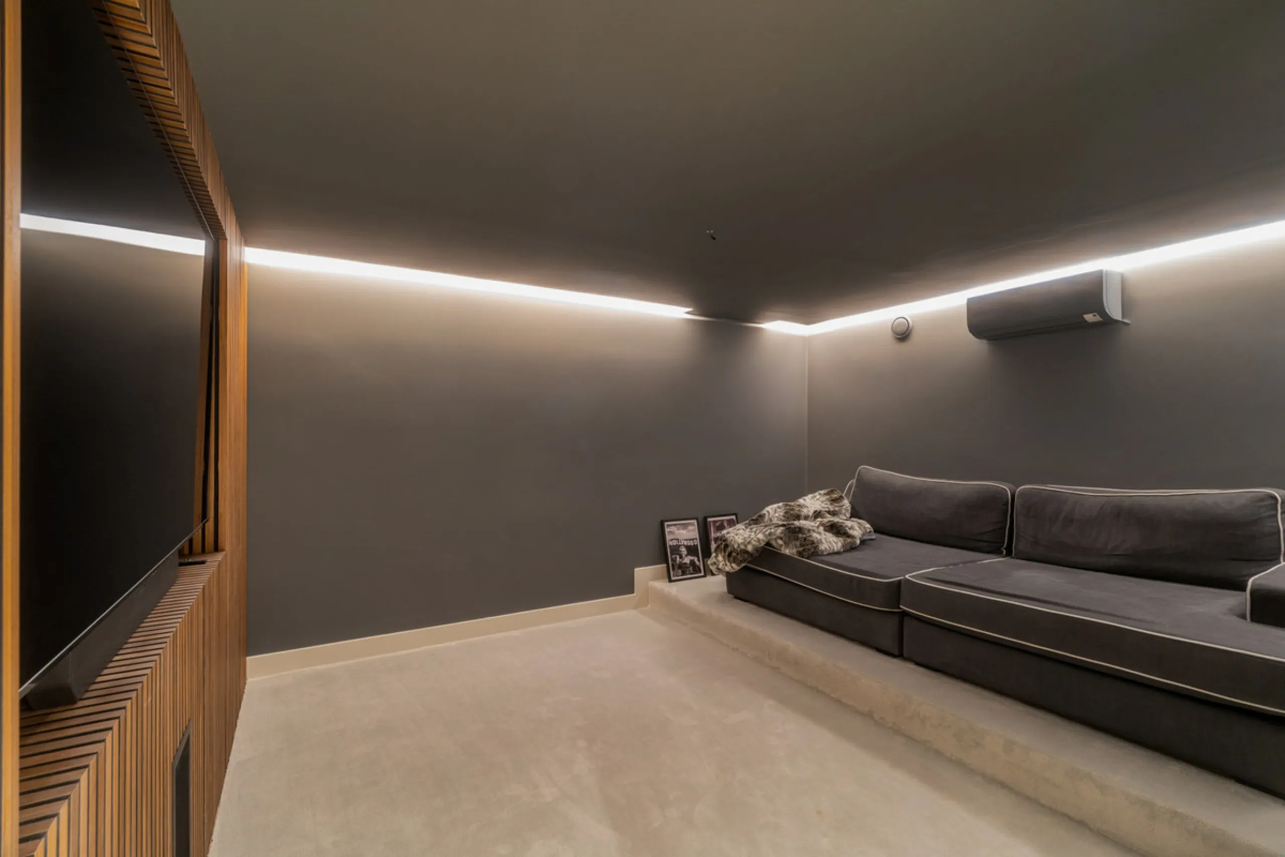 This home is a modern six bedroom luxury villa for sale in the Golf Valley of Marbella. The home offers 600 m² of space on an 820 m² plot with 125 m² of terraces. The villa sits minutes from Aloha Golf Los Naranjos and Las Brisas Golf Club and it offers f